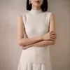 Colete de tricô texturizado com gola alta que protege o pescoço, textura requintada, sem mangas, versátil para sobreposições de primavera e outono, top estiloso