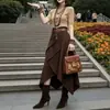 26688, una nueva colección de otoño 2026 de Da Ai Mei Yi Yuan: Camiseta de color liso de moda, corte ajustado, y falda midi asimétrica, diseñados para crear un efecto adelgazante para mujeres
