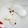 Pendientes de aguja plateada con diseño navideño de alce con incrustaciones de diamantes y bola de pelo asimétrica de muñeco de nieve.