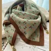 Bufanda Cuadrada de Terciopelo Dorada con Hebilla Magnética para Mujer, Estilo Perezoso de Nicho, Bufanda Pequeña de Seda, Venta al por Mayor desde Fabricante, Nuevo Modelo de Otoño