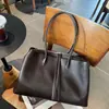 Bolsa de mão feminina genuína de couro transfronteiriça, nova coleção outono/inverno, bolsa tote com um design natural e elegante, feita de couro bovino de alta qualidade de grão superior, e apresentando uma opção de transporte elegante sob o braço
