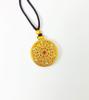 Colgante de Brújula de Ocho Tesoros de Esmalte Dorado Arena Vietnamita, Color Duradero, Latón Chapado en Oro, Cadena de Suéter para Mujer de Moda