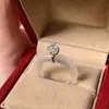 Anillo Liso Nuevo Estilo 2025 Fresco y Elegante de Circonia Transparente como el Hielo con Diamantes Brillantes, Sencillo y de Alto Valor, Anillo Suave y Elegante