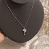 Colar com pingente de borboleta azul luminoso, moderno e popular, um acessório de corrente para clavícula estiloso e único para mulheres, disponível para atacado