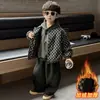 2026 Invierno Nuevo Casual Atractivo Niños Pequeños y Medianos Conjunto Deportivo de Tres Piezas con Sudadera con Capucha Cuadros Lana Algodón Acolchado Moderno