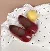 Sapatos de Couro para Meninas 2026 Primavera e Outono Novo Estilo Sapatos Infantis Sapatos de Princesa para Menininhas Sola Macia Sapatos Individuais Estilosos Mocassins Tendência