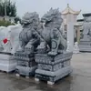 Un par de grandes adornos de qilin de piedra azul tallada en piedra para entrada de villa, empresa, hotel, fábrica y patio, hechos de piedra natural