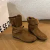 Botas de Salto Escondido Empilhadas com Fivela Estilo Coreano Femininas Outono/Inverno 2026 Botas Curtas Forradas com Camurça Confortáveis Retro Versáteis Botas da Moda