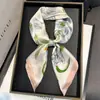 Bufanda Cuadrada de Moda Versátil Estilo Coreano 2025 70% Seda Sintética para Mujer con Acabado de Alta Gama, Protección para el Cuello y Bufanda para Cuello de Abrigo