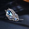 Broche de plumas de pavo real estilo coreano para mujer, con ramillete de cristal de imitación, combina con todo, diseño elegante, accesorio de ropa.