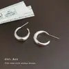 Brincos Metálicos Minimalistas Brilhantes em Forma de C, Estilosos, Brincos de Estilo Cool, Luxo Acessível de Nicho e Brincos de Alta Qualidade
