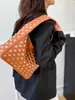 Bolsa de Mão Nova com Rebites Transfronteiriça Europeia e Americana Hot Girl Bolsa de Axila Punk Tendência Bolsa Feminina Bolsa de Ombro Street Ladies