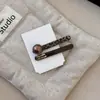 Presilha de Pérola Cor de Café com Estampa de Leopardo e Aplique de Textura de Pérola Champagne, Grampo de Cabelo com Letra de Etiqueta Dourada, Presilha de Bico de Pato de Alta Qualidade