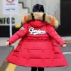Ropa infantil abrigo acolchado de algodón para niñas 2023 Invierno nuevo estilo coreano para niños medianos y grandes abrigo acolchado de algodón de longitud media con cuello de pelo para niños
