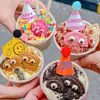 Ingredientes de helado esponjosos de moda, mezcla para pastel de leche caliente, decoraciones para pastel, galletas, ojos de caramelo, aderezos de helado de copo de nieve