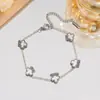 Pulsera de Trébol de Cuatro Hojas Transfronteriza, Lujo Ligero y de Alta Gama, Accesorios de Joyería Populares de Nicho Femenino, Joyería de Mano Simple Europea y Americana