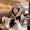 Gorro de punto estilo Fair Isle para mujer, gorro de lana cálido para otoño e invierno que protege las orejas, gorro de punto jacquard retro coreano con borlas