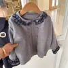 Conjunto de Duas Peças de Vestido Xadrez de Outono para Meninas com Cardigã de Tricô com Renda e Vestido com Gola Xadrez Conjunto 18005