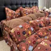 Juego de ropa de cama de cuatro piezas de leche de alto gramaje, juego de funda de edredón cálida de doble cara de coral con pompón para invierno.