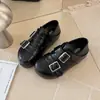 Sapatos baixos pretos estilo retrô, fofos e peculiares, com solas grossas, design novo, 2026, com detalhes de fivela, sapatos pequenos de couro, mocassins, coleção de outono feminina, couro macio