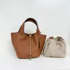 Bolso cesta de piel de vacuno de alta gama con acabado TC para mujer, bolso de mano de cuero genuino de 18 cm con cierre de cobre genuino, bolso tipo cubo