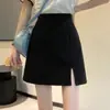 Falda corta m negra de cintura alta con abertura estilo A para mujer primavera y verano 2023 nueva de color liso versátil adelgazante tipo tubo m gorda