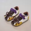 Zapatos de entrenamiento alemanes de cuero de moda para niños, nueva colección primavera/otoño 2026, zapatillas de suela blanda para niñas y zapatos casuales para niños con correas de velcro