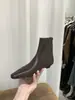 Botas de Cano Curto com Salto Bloco e Bico Quadrado First Encounter Season para Mulheres Outono/Inverno 2026 Botas de Cano Curto Marrons para Usar com Saias Emagrecedoras