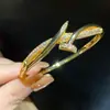 Pulseira de Ouro Real 18K Galvanizado com Zircônia, Fecho de Garra de Unha em Cruz, Pulseira de Luxo Leve de Alta Qualidade com Design Único