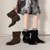 Botas de camurça da moda, nova coleção outono/inverno 2026, no estilo de influenciadores populares, com design de cowboy western, saltos grossos e bico fino, para mulheres