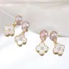 Pendientes Populares de Perla de Nácar de Agua Dulce Natural con Forma de Trébol de Cuatro Hojas, Lujo Ligero, Gama Alta, Versátiles Pendientes para Mujer con Pasador de Plata S925
