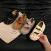 Zapatos de vestir individuales frescos y naturales estilo bosque, una tendencia candente de 2024 en calzado casual para mujer, que ofrece una sensación limpia y aireada