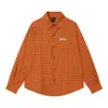 Camisa Xadrez Retro de Corte Limpo Estilo Campus Urso Mágico Coreano, moderna e descolada com uma vibe relaxada