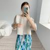 Top Plissado Miyake Feminino com Um Botão, Novo Estilo Primavera e Verão, Cardigã Pequeno, Mangas Três Quartos, Jaqueta Curta de Efeito Emagrecedor