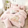 Lindo Set de Cuatro Piezas de Oso de Terciopelo de Leche Full-Mate de Alto Gramaje, Engrosado y Cálido para Invierno, Bordado de Dibujos Animados, Ropa de Cama con Forro de Felpa
