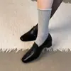 Mocasines retro de cuero suave negro estilo británico, zapatos de mujer con punta cuadrada y tacón grueso, nuevo estilo 2026, adecuados para usar con calcetines, zapatos escolares