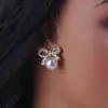 Nieman Nueva Moda Pendientes de Lazo de Lujo Ligero Diseño de Nicho Femenino Pendientes de Perla Corea del Sur Elegantes Pendientes de Celebridad de Internet