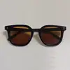 Dulces y picantes novias geniales parejas atardecer de verano degradado rubor marrón montura negra artefacto de maquillaje gafas de sol hombres