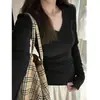 Camiseta básica de manga larga con cuello en V para otoño e invierno para mujer, corte ajustado, elegante y moderna, ajustada, top que marca la cintura para usar como capa exterior