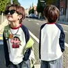 Camiseta de manga larga para niño de algodón puro con bloques de color, camiseta básica de primavera y otoño, nuevo top raglán estampado versátil y elegante para niño