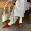 Encuentro de Primera Temporada Zapatillas de Media Punta Puntiagudas para Mujer Verano Tacón Bajo Punta Cerrada Zapatillas 2026 Nuevo Estilo Francés Temperamento Versátil Tacón de Gatito