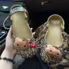 Zapatos de Ballet Agujereados Estampado de Leopardo Hello Kitty Zapato con Lazo Flor Dibujos Animados Hebilla de Zapato Linda Accesorios Decorativos Desmontables DIY