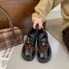 Mocassins de estampa de leopardo para mulheres, sapatos versáteis de outono, estilo slip-on, com sola grossa, novo estilo britânico, 2026, com detalhe de fivela de cinto