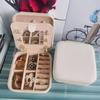 Joyero portátil con espejo de poliuretano de Amazon, caja de viaje para guardar pendientes y collares.