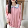 Cardigã de malha de lã pura feminino para outono e inverno com gola Peter Pan plissada, apresentando um estilo suave e gola contrastante, peça de outer wear de corte solto