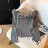 Camiseta de punto para mujer, estilo suave, flor estéreo, de un solo hombro, manga larga, de alta gama, chic, romántica, con efecto adelgazante