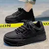 2026 Sapatos Masculinos Primavera Tendência Versátil Esportivo Casual Preto Puro Cano Baixo Tênis de Skate Solado Grosso Aumento de Altura Pão Sapatos da Moda Masculino