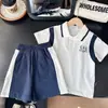 2026 Novo Estilo de Verão Roupas Infantis para Meninos e Crianças, Conjunto de Duas Peças Estilo Britânico, Shorts de Tela Vermelha, Conjunto de Camisa Polo