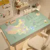 Novo Tapete de Mesa Desenho Animado Fresco 2025, À Prova d'Água, Resistente a Óleo, Lavável, Tapete de Mesa para Estudo de Estudante
