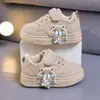 Tênis Esportivo Infantil 2026 Primavera e Outono Novos Sapatos Modernos Estilo Cartoon para Alunos do Ensino Fundamental, Sapatos Casuais de Couro para Meninas